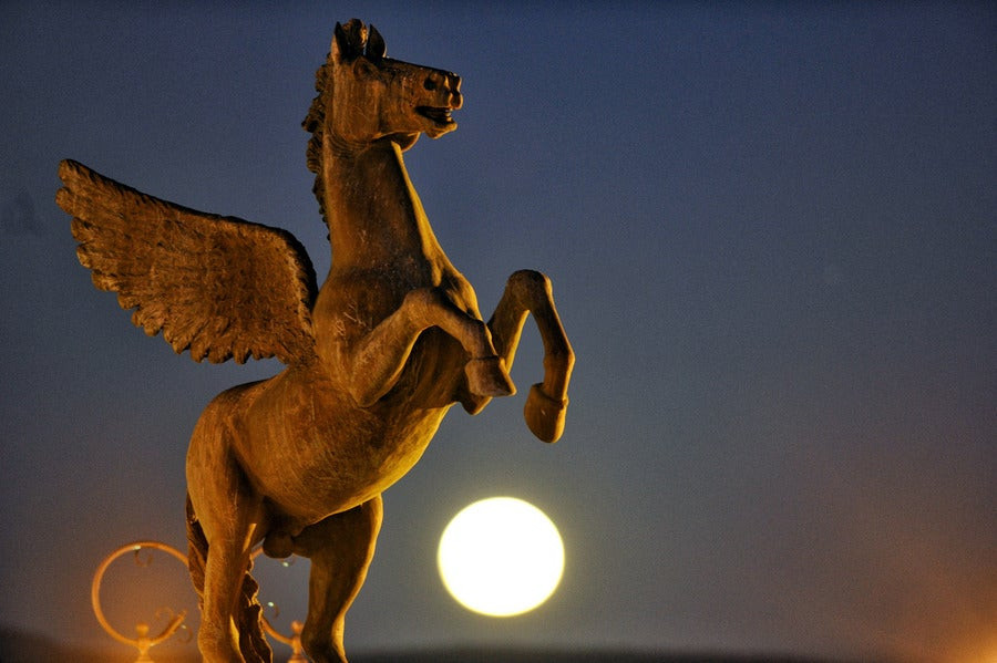 Σπάνιες και μαγικές εικόνες από την «Σούπερ Σελήνη» όπως την είδαμε στην Ελλάδα